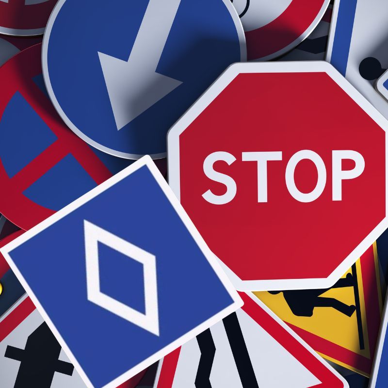 Nuovo segnale stradale rombo bianco: come cambia la guida tra IA e corsie HOV