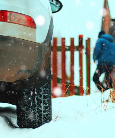 Dal telo copriauto all’antigelo: come proteggere l’auto in inverno