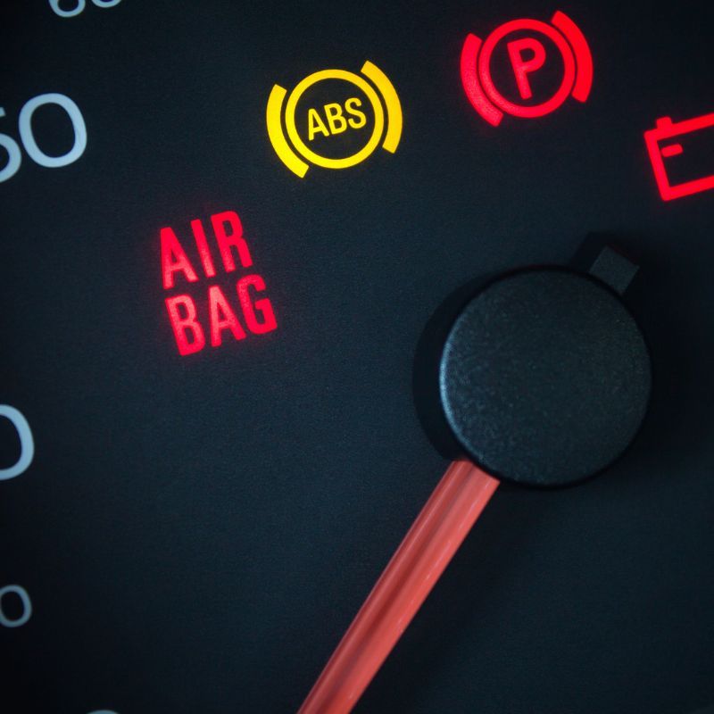 Spie luminose auto: cosa fare in caso di accensione