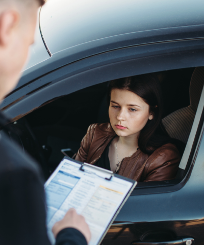 Multe più severe se butti rifiuti dal finestrino