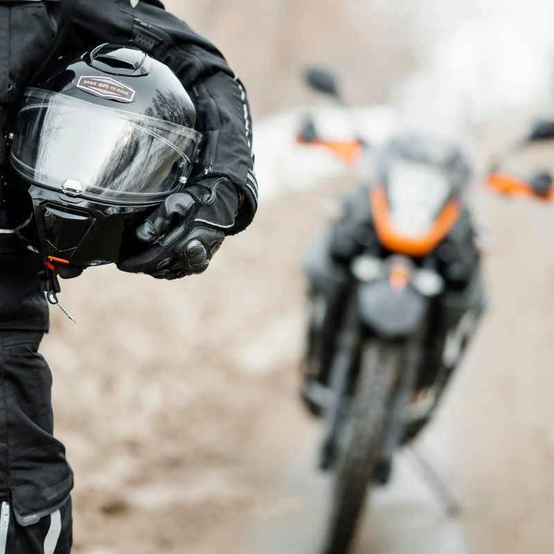 Abbigliamento tecnico patente moto: cosa è obbligatorio indossare?