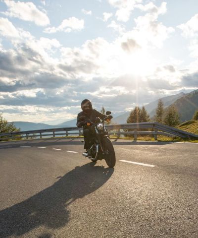 La playlist perfetta per un vero rider: 10 canzoni per motociclisti appassionati