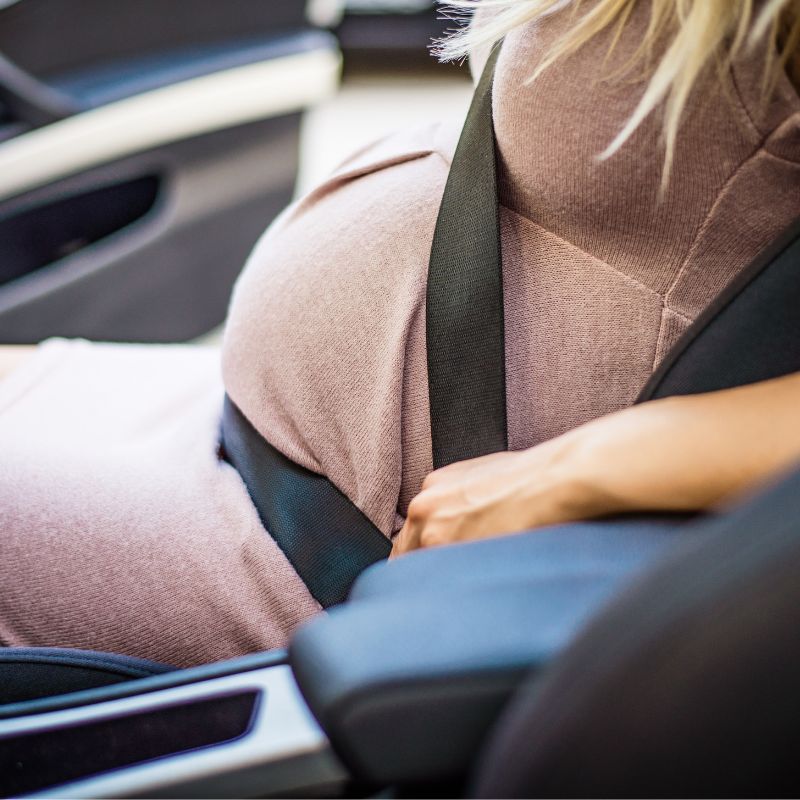 Cinture di sicurezza in gravidanza: cosa dice la legge e come usarle correttamente