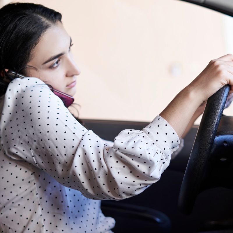 Smartphone e guida: non basta l’auricolare per evitare distrazioni