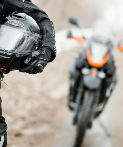 Abbigliamento tecnico patente moto: cosa è obbligatorio indossare?