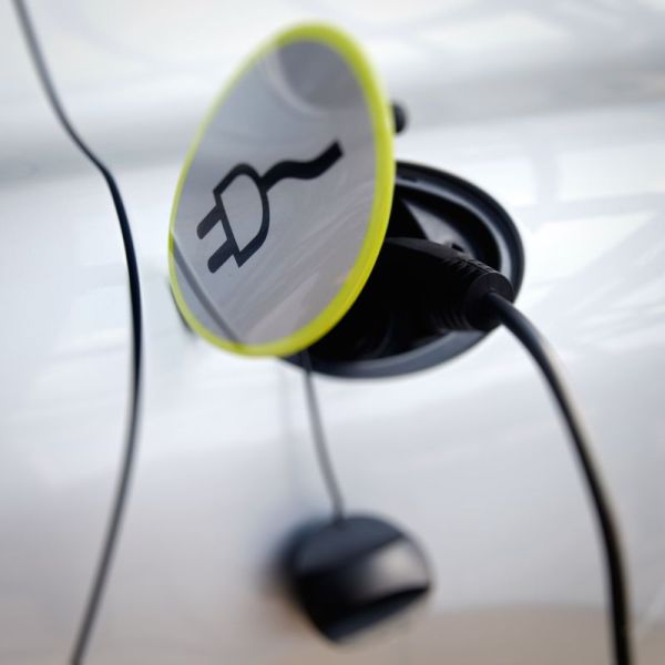 Auto elettrica? In Italia ancora non decolla (nonostante i bonus e le colonnine nuove)
