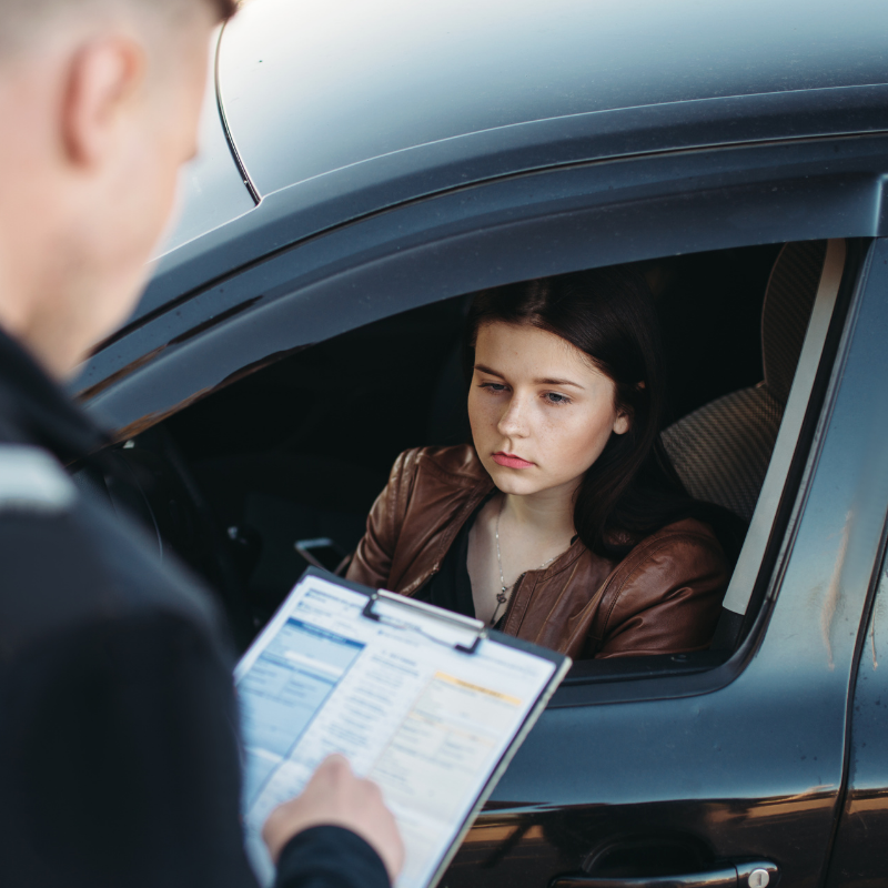 Multe più severe se butti rifiuti dal finestrino