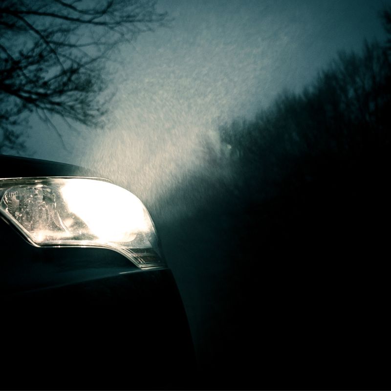 Fari auto troppo luminosi? In Europa cresce la preoccupazione: quanto è serio il problema dell’abbagliamento alla guida?