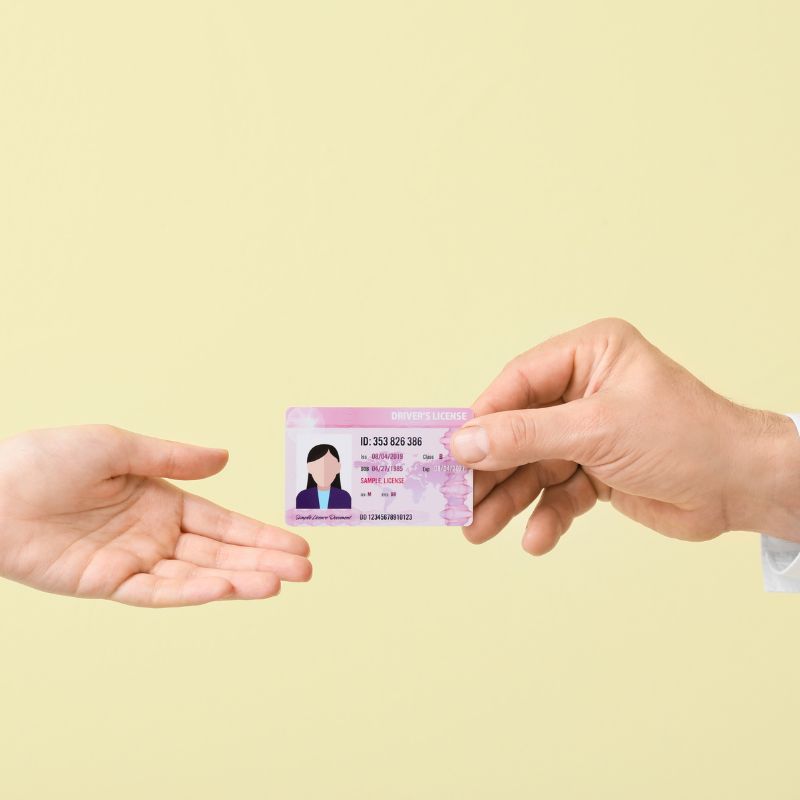 La patente è illeggibile se sono visibili i dati del possessore