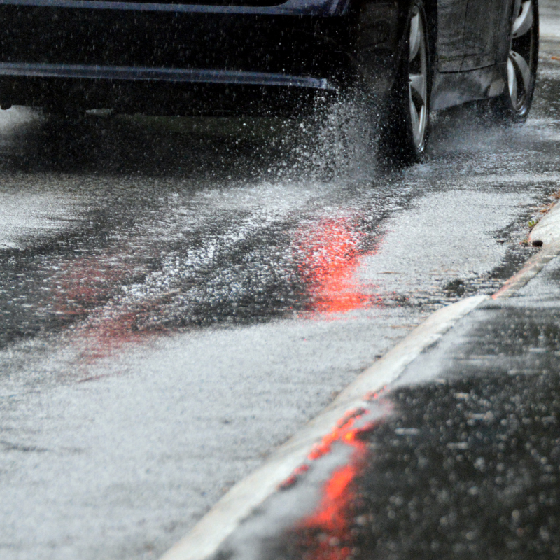 Come reagire al sovrasterzo su strade bagante