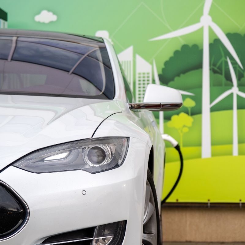 Gli italiani e il mercato delle auto elettriche: è tempo di bilanci