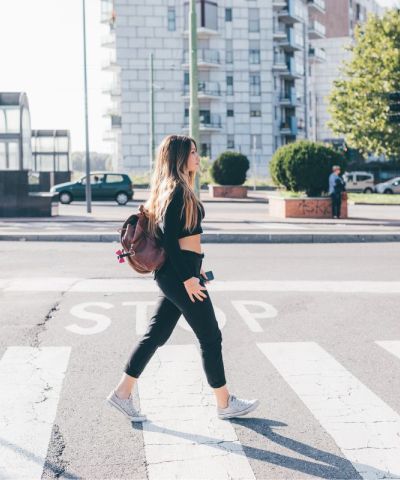 Strisce pedonali: cosa dice la normativa e come comportarsi davvero in sicurezza