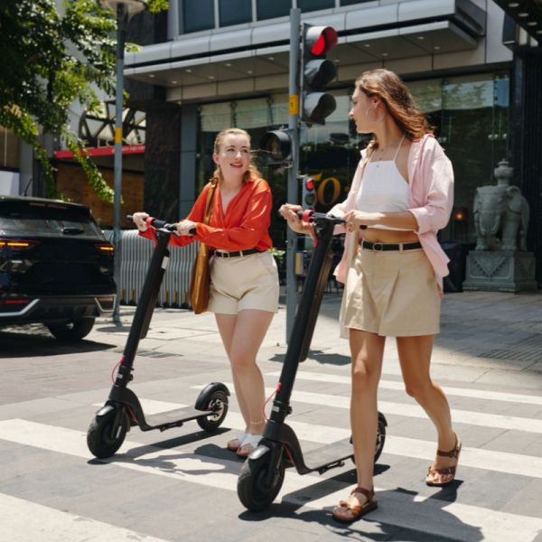 Monopattini elettrici nuove norme: dal 16 maggio 2026 scatta l’obbligo di targa e assicurazione.