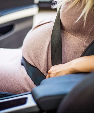 Cinture di sicurezza in gravidanza: cosa dice la legge e come usarle correttamente