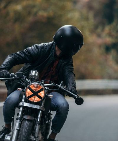 Il linguaggio dei motociclisti: quando i gesti valgono più di mille parole
